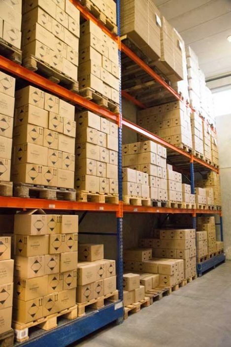 Warenlager Regale mit fertiger Ware