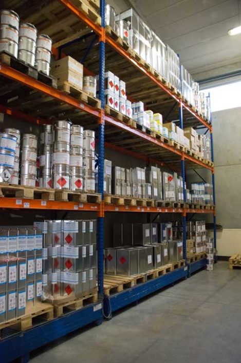 Warenlager Regale mit befüllten Eimern