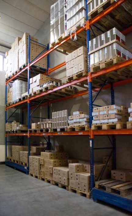 Warenlager Regale mit gelagerter Ware