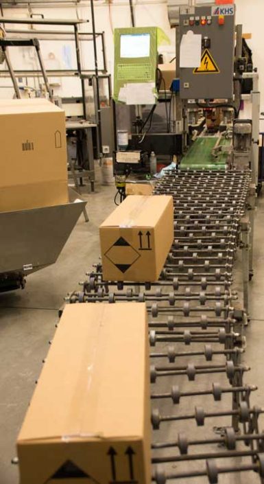 Verpackung Fertige Pakete auf dem Rollband