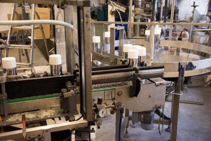 Etikettiermaschine Aerosole auf dem Laufband