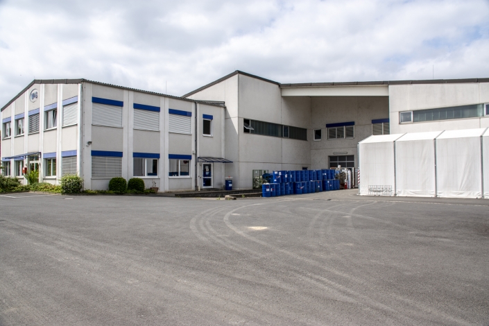 Hauptgebäude und Lager